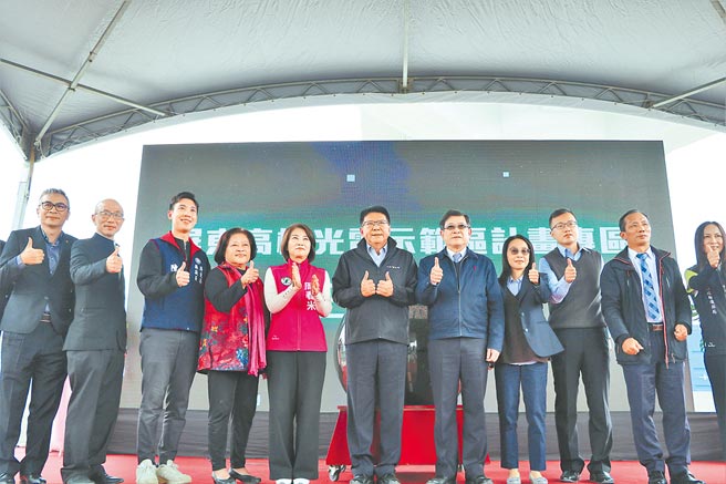 「高树光电示范区」27日举行启用仪式，屏东县长潘孟安（中）指出，这块曾被伤害的土地，渐蜕变成洁净、低碳的绿能示范区。（谢佳潾摄）