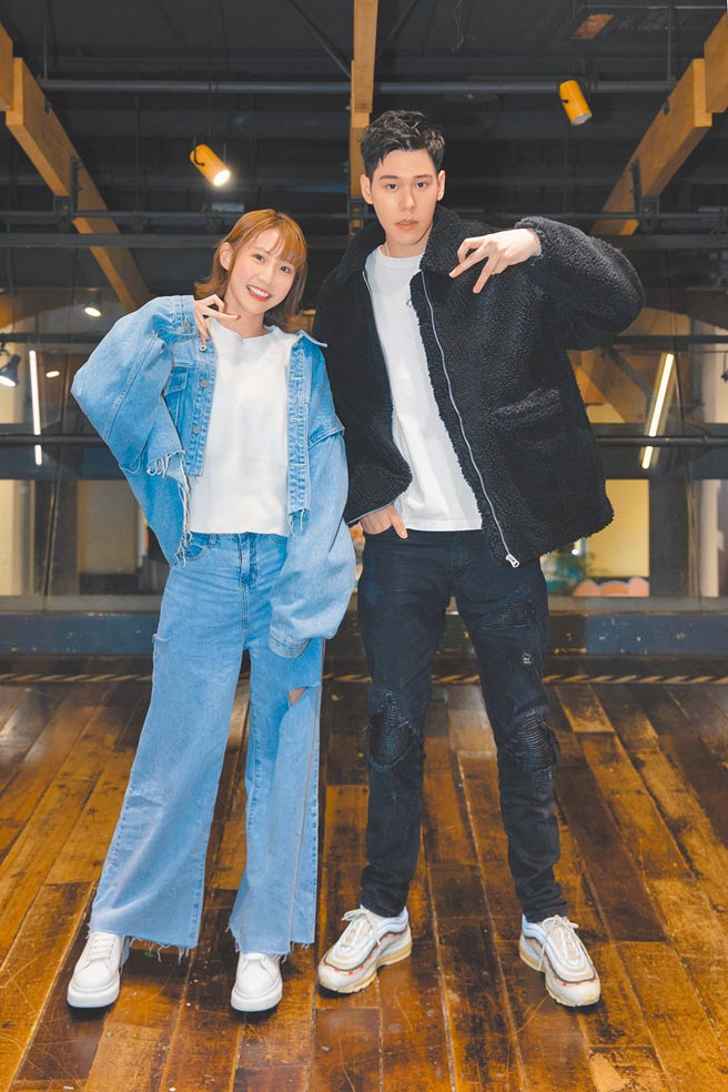 周予天（右）日前举办签书会，粿粿到场力挺。（星空飞腾提供）