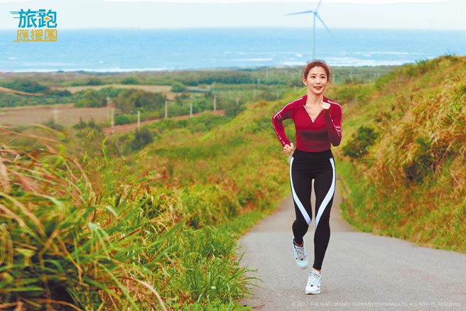 郭书瑶主持《旅跑应援团》，边跑边旅行。（卫视中文台提供）