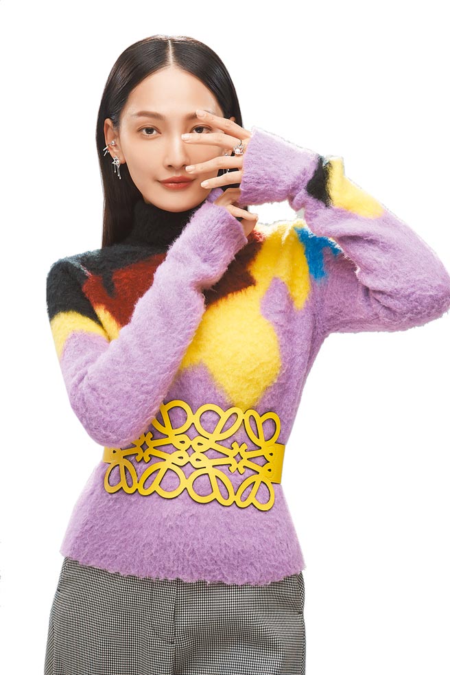 林映唯自诩拥有一对美丽的耳朵，佩戴TASAKI新款comet plus系列耳环和耳骨夹，更加凸显个人特色。（摄影／JOJ PHOTO‧服装提供／LOEWE）