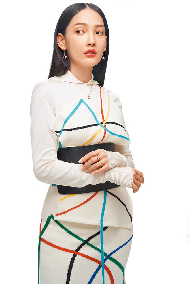 林映唯分享自己战胜失眠的秘方，其中之一就是唱歌，近日推出单曲〈谁也还醒着〉即是战胜失眠的美丽成果，佩戴TASAKI秋冬新款comet plus系列珠宝，十分唯美浪漫。（摄影／JOJ PHOTO‧服装提供／LOEWE）