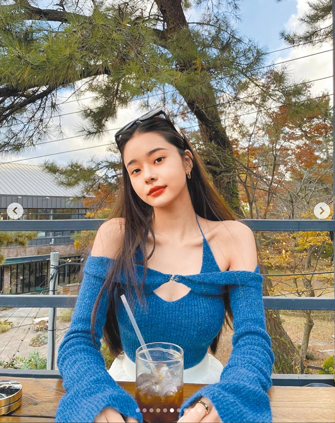 宋智雅以韩国设计品牌PAIN OR PLEASURE蓝色针织衫，凸显直角肩、锁骨等线条。（翻摄自宋智雅IG）