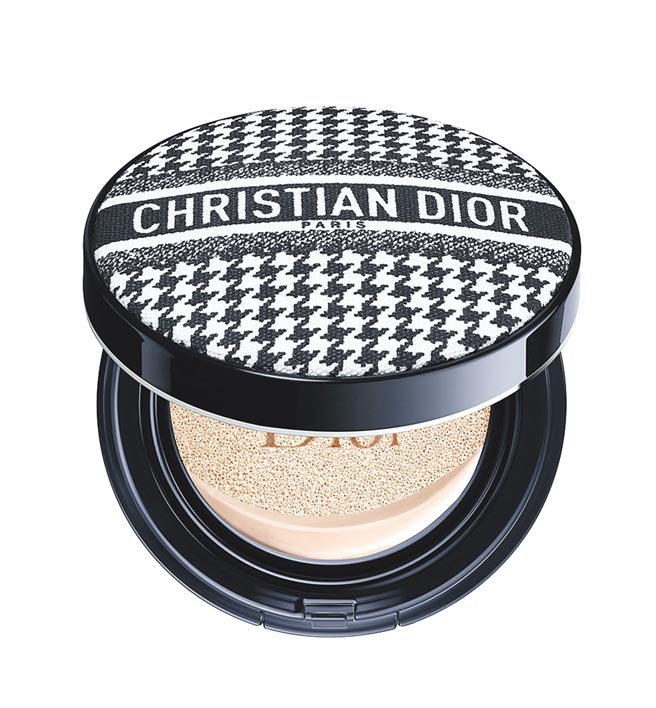 迪奧超完美氣墊粉餅經典NEW LOOK16g #0N，2600元。（迪奧提供）