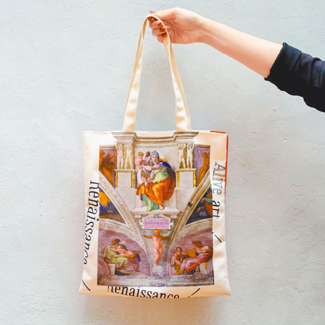 OK超商年底集点推出文艺復兴背袋。（OK超商提供）