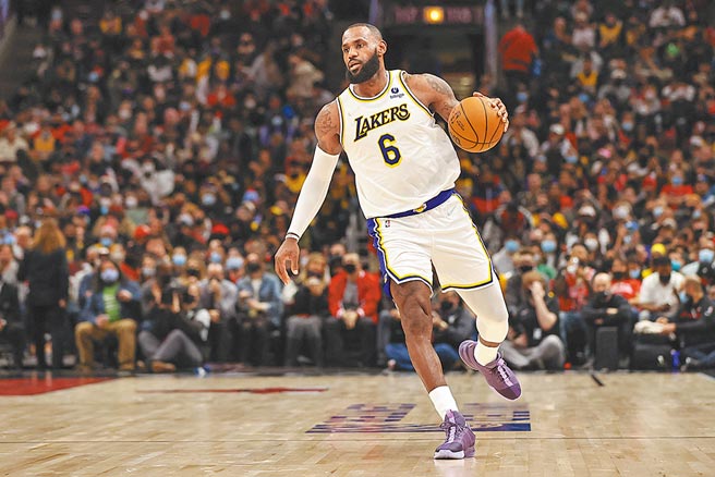 詹姆斯才放話太陽與勇士沒缺人，兩隊隨即有主力觸發協議。（路透資料照片）