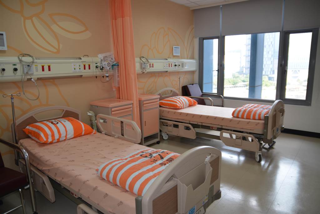 新竹台大分院生醫醫院竹北院區「婦幼醫學中心」兒科加護病房設備到位，可照顧0至18歲的嬰幼兒到青少年。（莊旻靜攝）