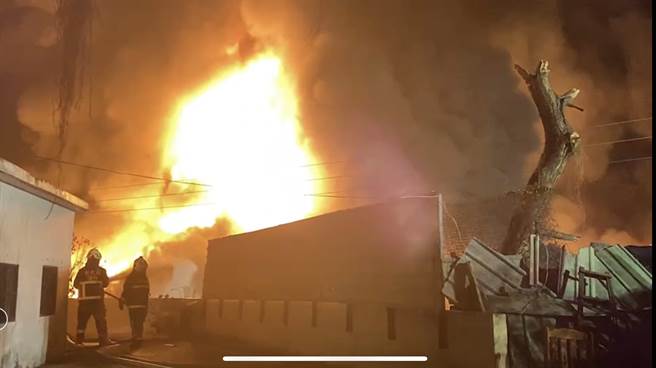 彰化花壇白沙村一處塑膠工廠28日深夜驚傳大火，廠房快速陷入全面燃燒，火勢驚人、彷彿陷入一片火海。（民眾提供／謝瓊雲彰化傳真）