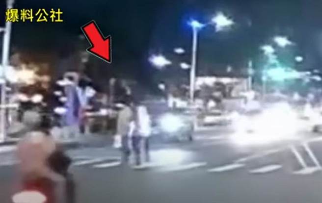 有網友回顧車禍當下影片，認為對向道黑色轎車若有遵守禮讓行人，就不會發生憾事。(圖／爆料公社)