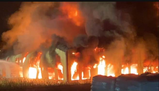 彰化花壇白沙村一處塑膠工廠28日深夜驚傳大火，廠房快速陷入全面燃燒，火勢驚人、彷彿陷入一片火海。（民眾提供／謝瓊雲彰化傳真）