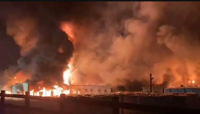 彰化花壇白沙村一處塑膠工廠28日深夜驚傳大火，廠房快速陷入全面燃燒，火勢驚人、彷彿陷入一片火海。（民眾提供／謝瓊雲彰化傳真）