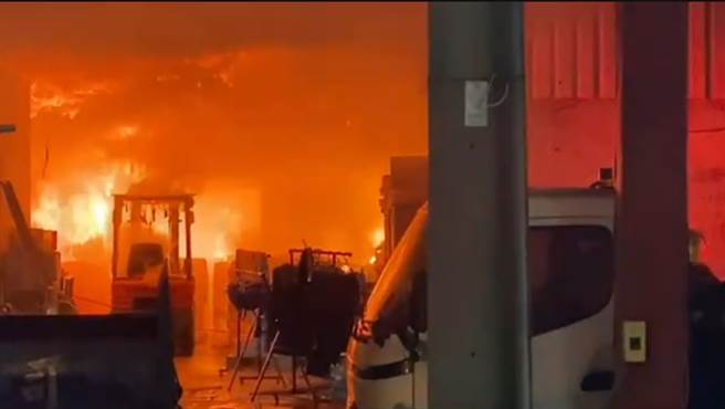 彰化花壇白沙村一處塑膠工廠28日深夜驚傳大火，廠房快速陷入全面燃燒，火勢驚人、彷彿陷入一片火海。（民眾提供／謝瓊雲彰化傳真）