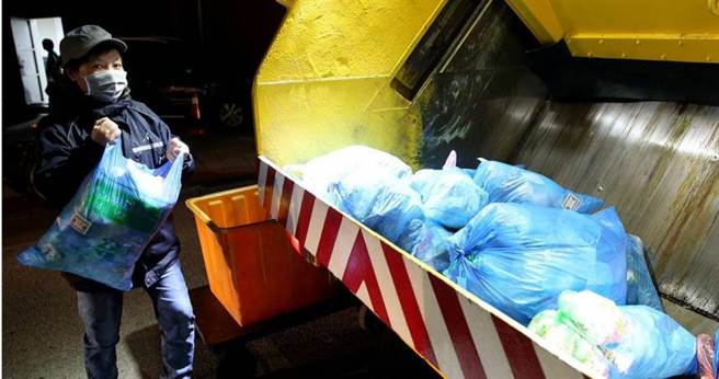 新北市规定民眾须配合垃圾处理费随袋徵收政策，倒垃圾时必须使用专用垃圾袋，但林口清洁队却无偿让清运业者倒垃圾。（图／报系资料照）