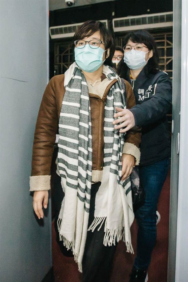 「卡神」杨蕙如（中）以易始公司承办WTA（国际女子网球协会）公开赛涉虚增支出诈取政府机关补助，涉犯诈欺及偽造文书罪嫌；调查局29日午夜将杨移送台北地检署复讯。(郭吉铨摄)