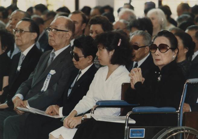 图为蒋夫人、蒋宋美龄、谢东闵、孔令伟(右三)。孔令伟已去世多年，如今竟被爆出还有大笔遗产。(资料照/黄子明摄)