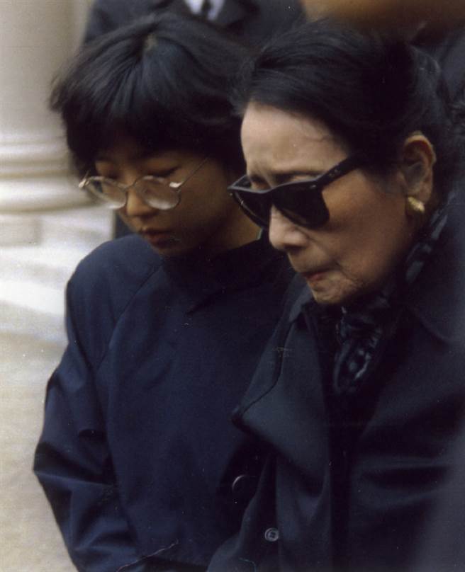 图为1994年11月17日蒋宋美龄女士亲自到纽约上州参加孔令伟的葬礼。(资料照/苏宗显摄)