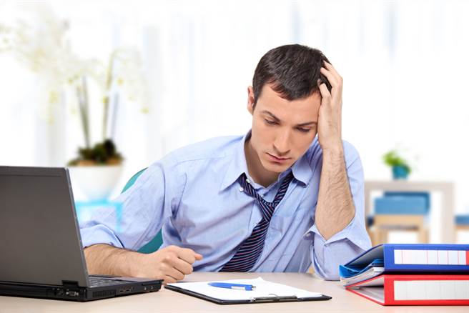 有网友担任行政职，月薪仅3万元，却要天天加班也没加班费，相较之下，转职当技术员福利反而更好，让他相当犹豫。（示意图／Shutterstock）