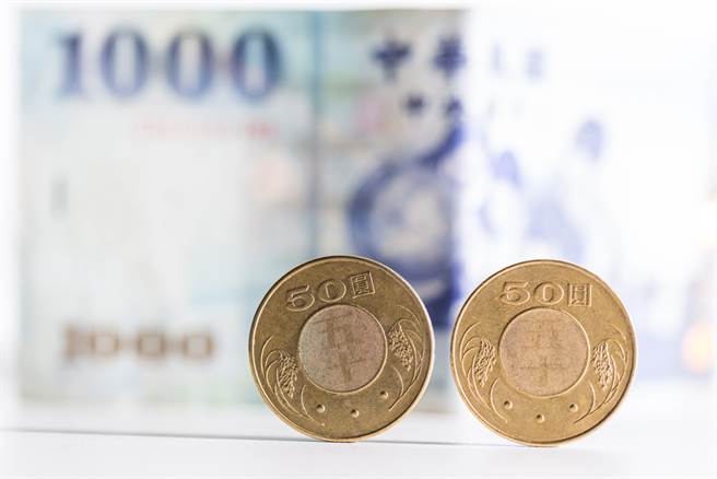 有网友分享，她遇上来化缘的出家人不收50元铜板，并像她示意要求给百元钞票。（示意图／Shutterstock）