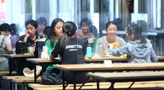 前台大感染科医师林氏璧表示，确诊的人Omicron多半是轻症，若后面再出现新的变异株时，感染后仍不会重症，「大概是全世界大流行接近尾声了」。图为疫情下民眾生活。（图／示意图，记者张铠乙摄影）