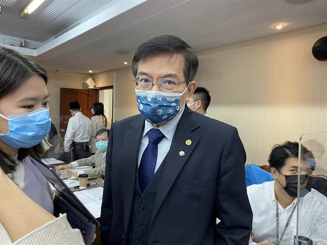 交通部長王國材表示，台鐵會以最嚴謹態度完成EMU900型列車驗收。（陳祐誠攝）