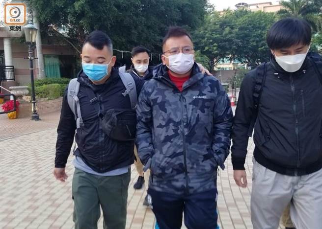 香港国安处今晨带走《立场新闻》副採访主任陈朗升。(香港东网)