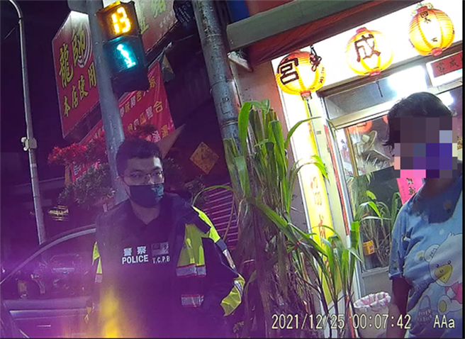 员警获报到现场了解，及时为妇人留住11万元积蓄，免于受诈骗集团所骗。(警方提供)