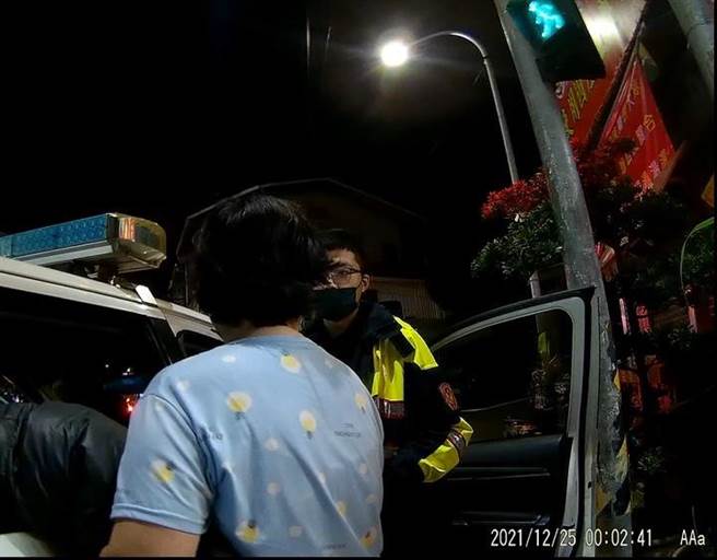 员警获报到现场了解，及时为妇人留住11万元积蓄，免于受诈骗集团所骗。(警方提供)