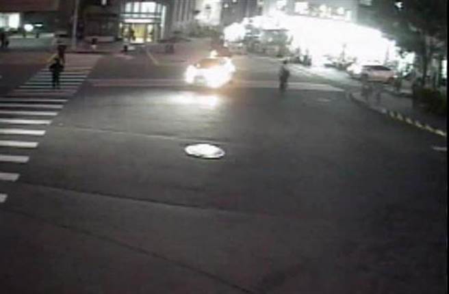 23歲姜姓實習醫師誤以為腳踏車被偷，經員警協助調閱監視器，確認在姜男印象中最後使用腳踏車的時間確實有騎進校園停車場。（台中市第二分局提供／馮惠宜台中傳真）