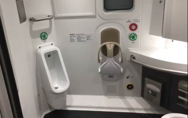 台铁新车EMU3000上路首日「厕所门故障」。（图／翻摄自台铁粉专）