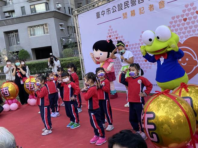 市长卢秀燕当场宣布好消息，自明年1月1日起，台中市公托家园的月费从1万元调降至7000元，扣除托育补助4000元，等于家长每个月只需要负担3000元。（卢金足摄）