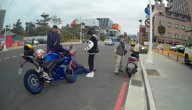 57岁程姓男子捐血完骑车返家途中突然一阵晕眩应声倒地，幸员警刚好巡逻经过，接获通报赶紧上前协助送医。（台中市第三分局提供／冯惠宜台中传真）