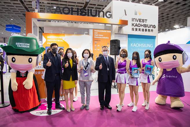 国际半导体协会曹世纶总裁、国际半导体协会资深总监苏贞萍、经发局招商处长陈杏怡、颖崴科技副总陈绍焜共同为「投资高雄馆」揭幕。（高市经发局提供／柯宗纬高雄报导）