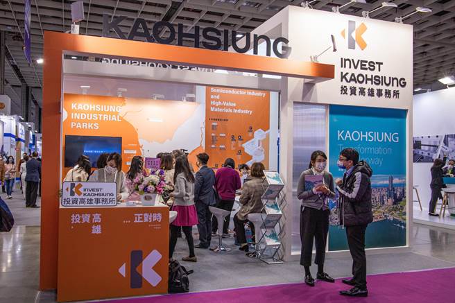 上周桥科完成选地招商，为持续抢攻企业投资热潮，经发局积极以「投资高雄馆」参展，专案经理现场直接与企业对接。（高市经发局提供／柯宗纬高雄报导）