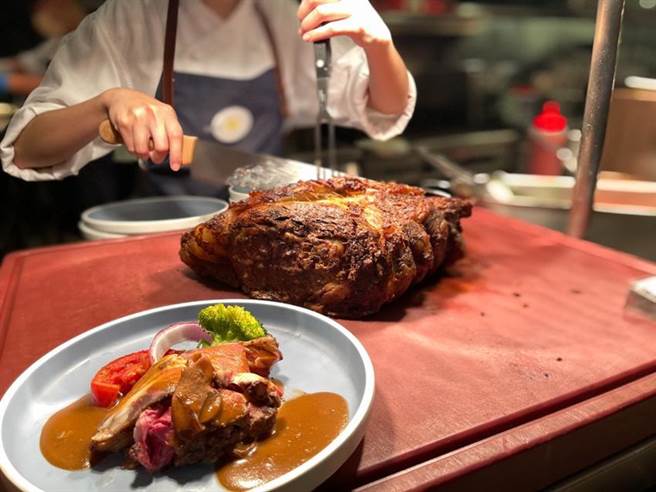 （台北喜来登「豪飨下午餐」住房专案，住房可享受「十二厨」餐厅现切炉烤牛腹肉吃到饱。图／台北喜来登饭店）