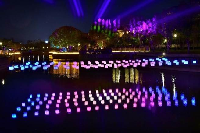 台中市观旅局推荐骑乘后丰铁马道后，可顺游葫芦墩公园，目前正展出「丰游 金色葫芦墩」光艺术。（台中市观旅局提供／王文吉台中传真）