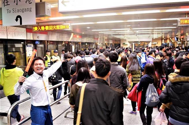 （轻轨跨年首採区间车提高营运效能。图／高雄捷运公司提供）