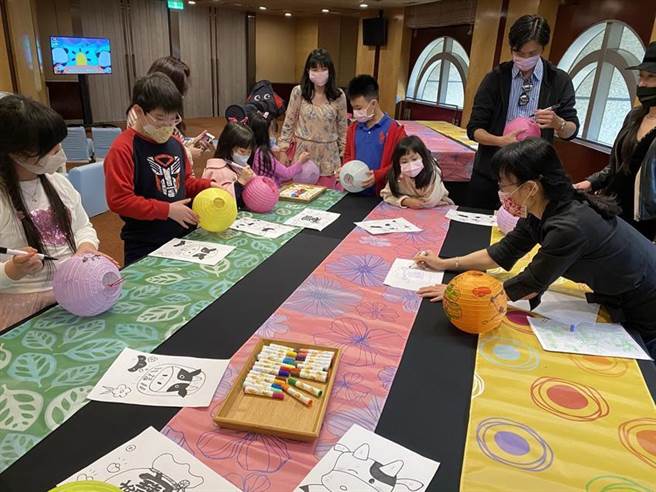 （「香格里拉亲子俱乐部」包含应景元宵的手绘小灯笼，让小朋友在灯笼上勾勒出心中的异想世界。图／台北远东香格里拉饭店提供）
