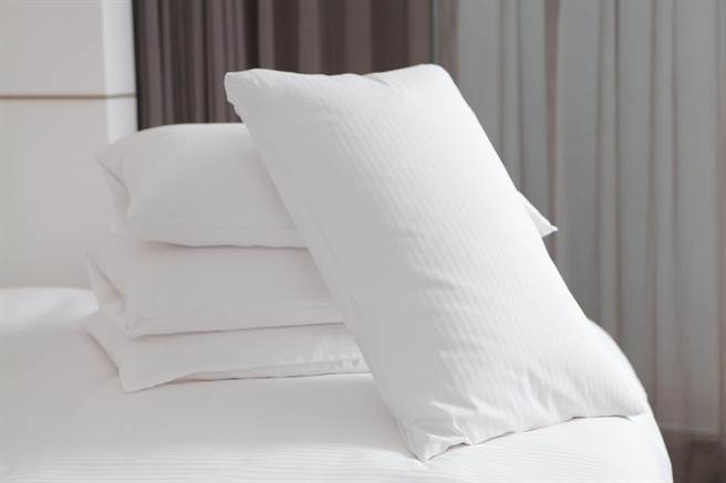 「买房送餐」再加码，房内所使用的羽绒枕头、棉被也能搬回家。（晶华提供）