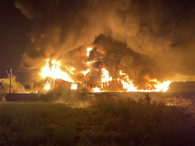 花坛饲料袋工厂烈焰狂烧10小时，上千坪铁皮厂房付之一炬。（民眾提供／吴敏菁彰化传真）