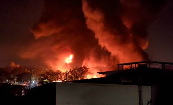 花坛饲料袋工厂烈焰狂烧10小时，上千坪铁皮厂房付之一炬。（民眾提供／吴敏菁彰化传真）