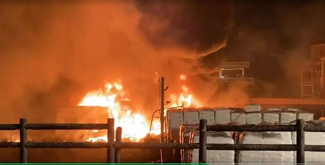 花坛饲料袋工厂烈焰狂烧10小时，上千坪铁皮花坛饲料袋工厂烈焰狂烧10小时，上千坪铁皮厂房付之一炬。（民眾提供／吴敏菁彰化传真）