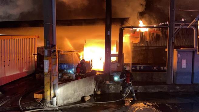 花坛饲料袋工厂烈焰狂烧10小时，上千坪铁皮厂房付之一炬。（民眾提供／吴敏菁彰化传真）