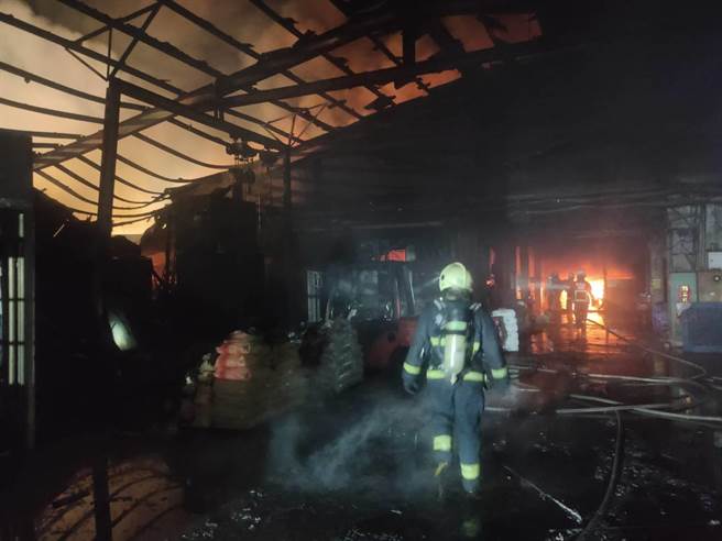 花坛饲料袋工厂烈焰狂烧10小时，上千坪铁皮厂房付之一炬。（民眾提供／吴敏菁彰化传真）