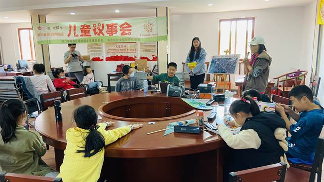厦门海沧区各村落的小学生们参加儿童议事会，共同参与生活减碳讨论。（城郷发展基金会提供）