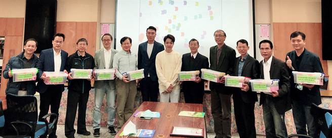 财团法人台中市文化基金会副执行长许育璇，中华民国微笑天使协会暨科丁联盟台中分会理事长罗廷玮等，29日进行巧智拼球捐赠仪式。（主办单位提供）