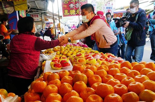 台中第二选区立委补选，国民党候选人顏宽恒29日上午到乌日区明道花园城市场拜票，逐一与民眾握手拜托。（黄国峰摄）