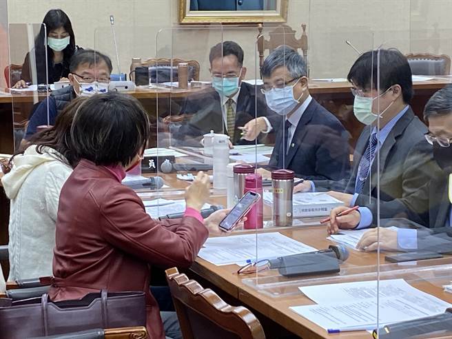 立法院教育及文化委员会今天审议《私校法》第62条修正案。讨论是否放宽个人或营利事业捐款私校的抵税规定。（林志成摄）