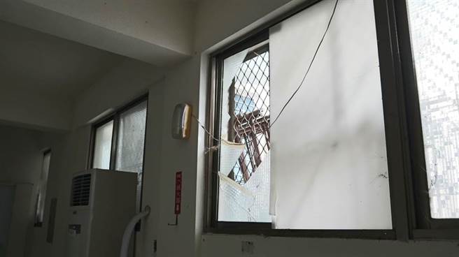 嘉义空军基地F-16V战机25日耶诞节执行训练勤务时，疑似在低空飞过水上乡粗溪村上空产生音爆，巨大爆破声响震坏近20户民宅玻璃、天花板。（读者提供∕吕妍庭嘉义传真）