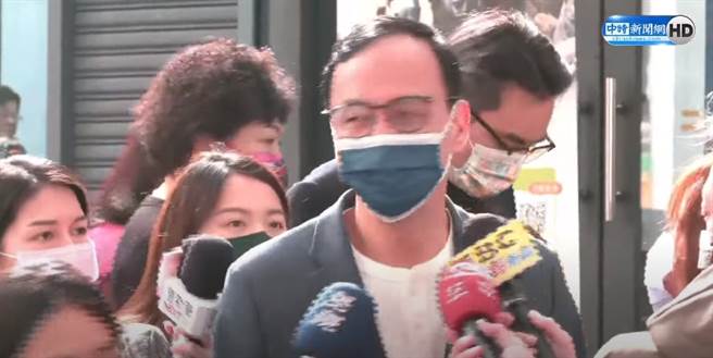 國民黨黨主席朱立倫被問到「趙少康點名回鍋選桃園市長」問題，本欲離去又回頭受訪。（圖／本報系影音截圖）