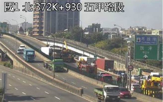 國道一號南下高雄端29日上午10時許發生連環車禍，自北上監視器畫面可見，南下塞爆，宛如停車場。（翻攝高公局）