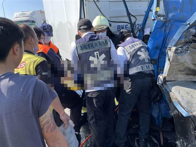 高雄國道1號372.6公里發生9車追撞車禍。（翻攝照片／高雄洪靖宜傳真）
